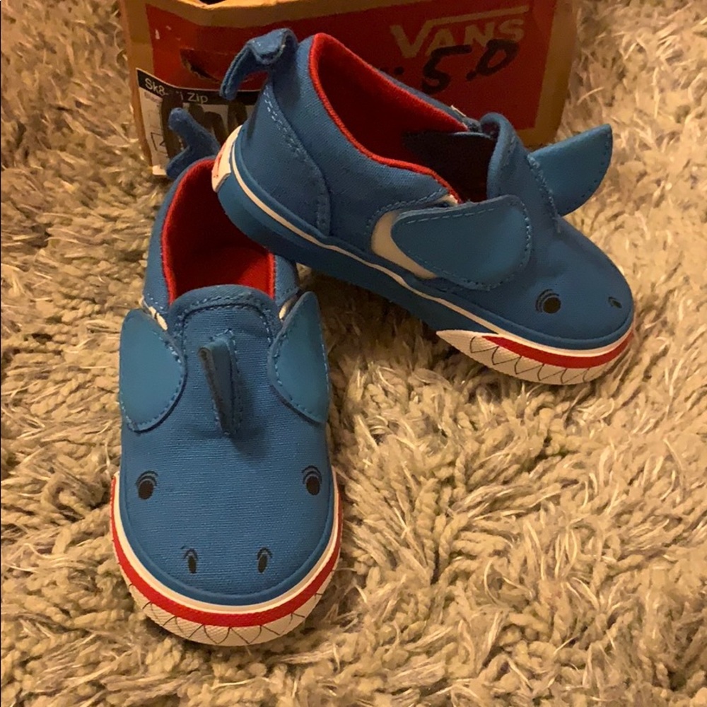 Toddler vans shark slip ons